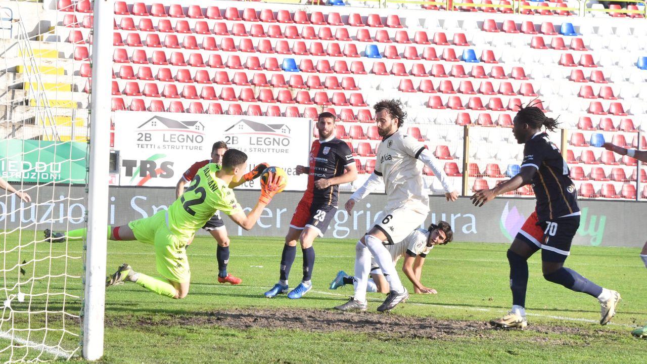 A Sassari la Lucchese fa 0-0 con la Torres (Foto Mauro Chessa)
