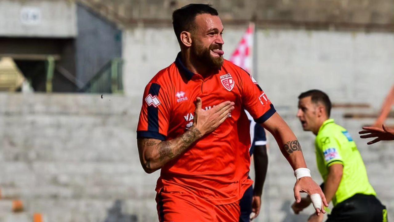 Il giocatore arancione (foto dal profilo Facebook del club)