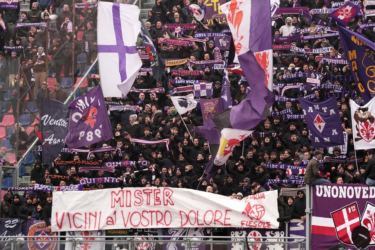 
	Lo striscione dei tifosi viola per il loro mister

