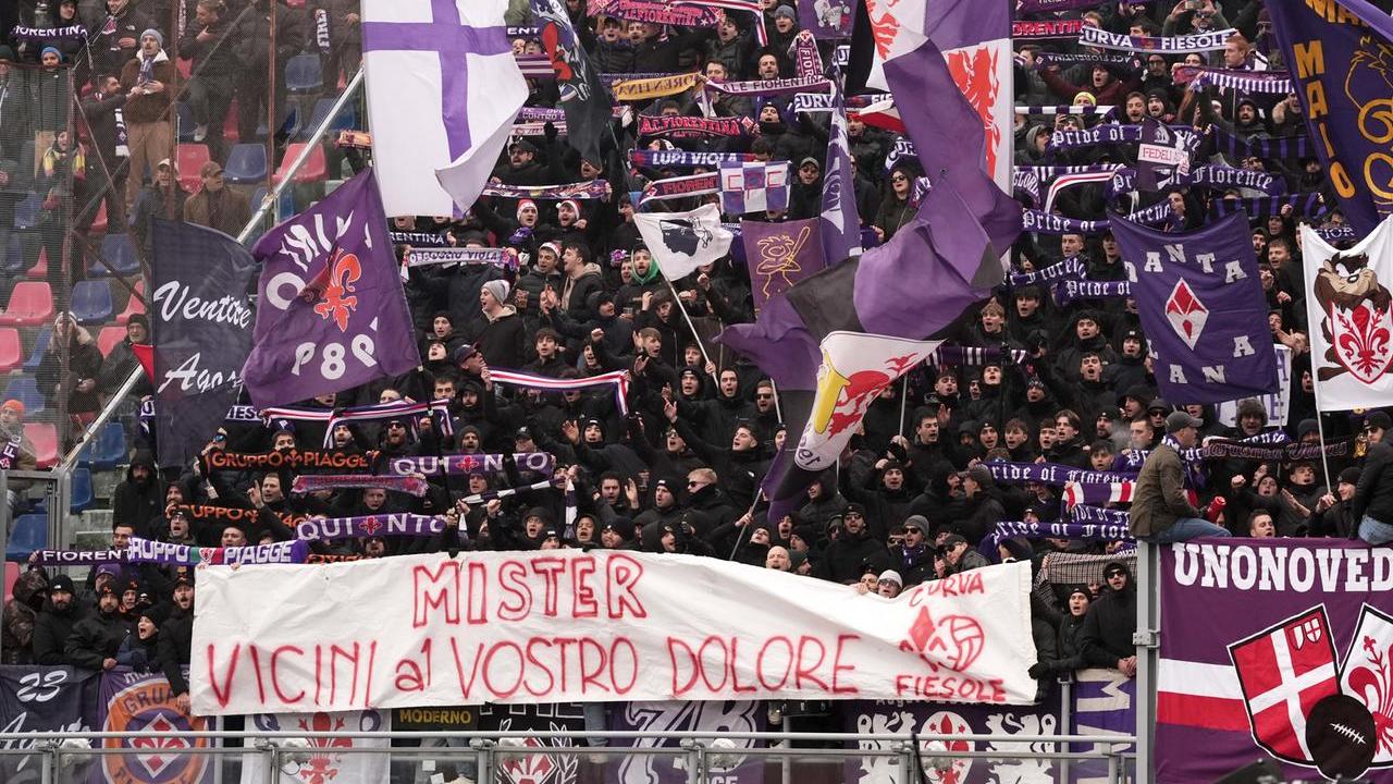 Lo striscione dei tifosi viola per il loro mister