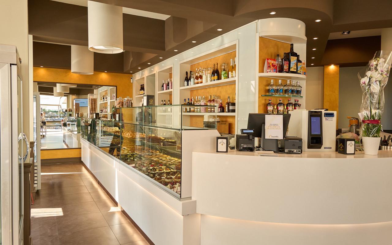 
	L'interno della pasticceria Chantilly

