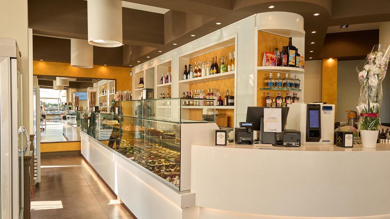 L'interno della pasticceria Chantilly