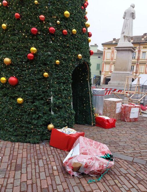Vandalismi in piazza Spallanzani albero e decori natalizi danneggiati 