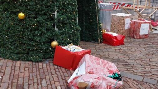 Vandalismi in piazza Spallanzani albero e decori natalizi danneggiati