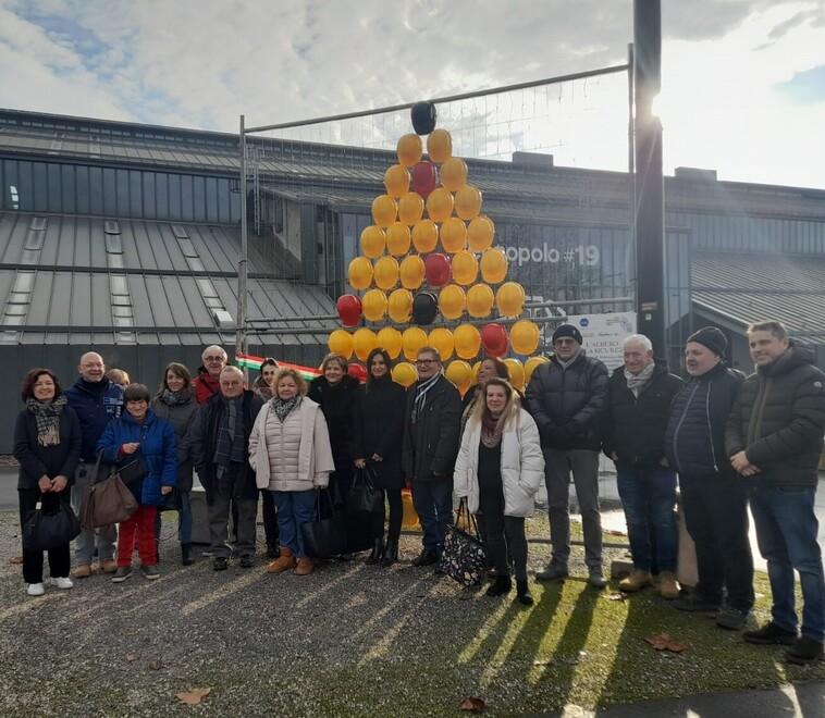 L’albero di Natale fatto con i caschi da lavoro