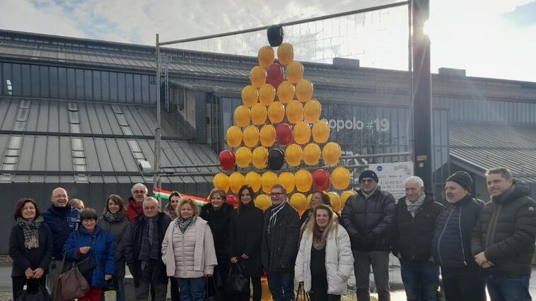 L’albero di Natale fatto con i caschi da lavoro