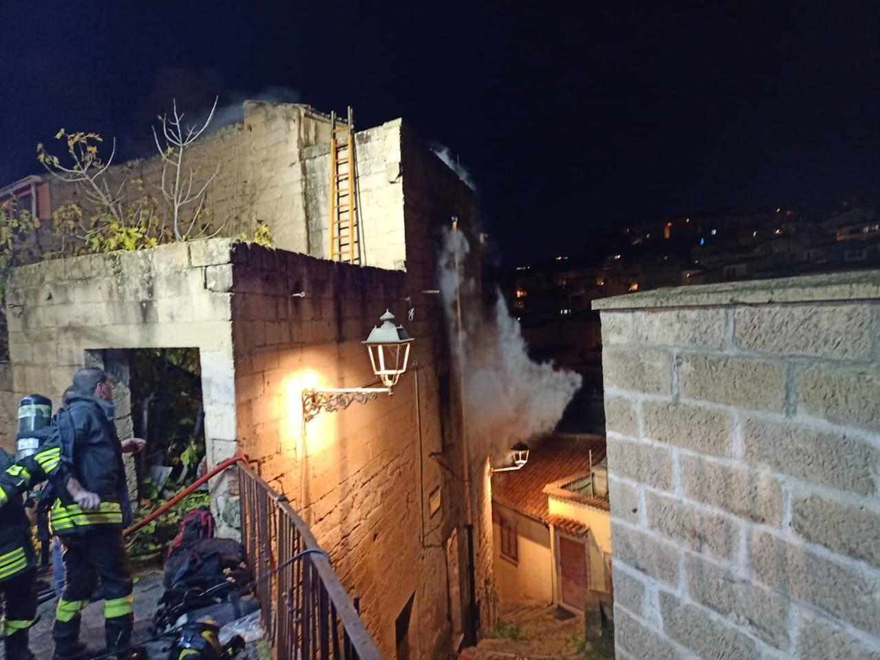 Incendio in un’abitazione: un uomo salvato dal vicino di casa
