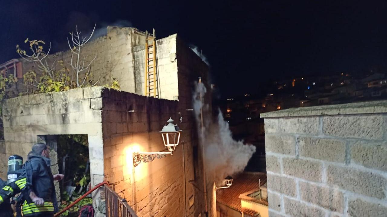 Incendio in un’abitazione: un uomo salvato dal vicino di casa