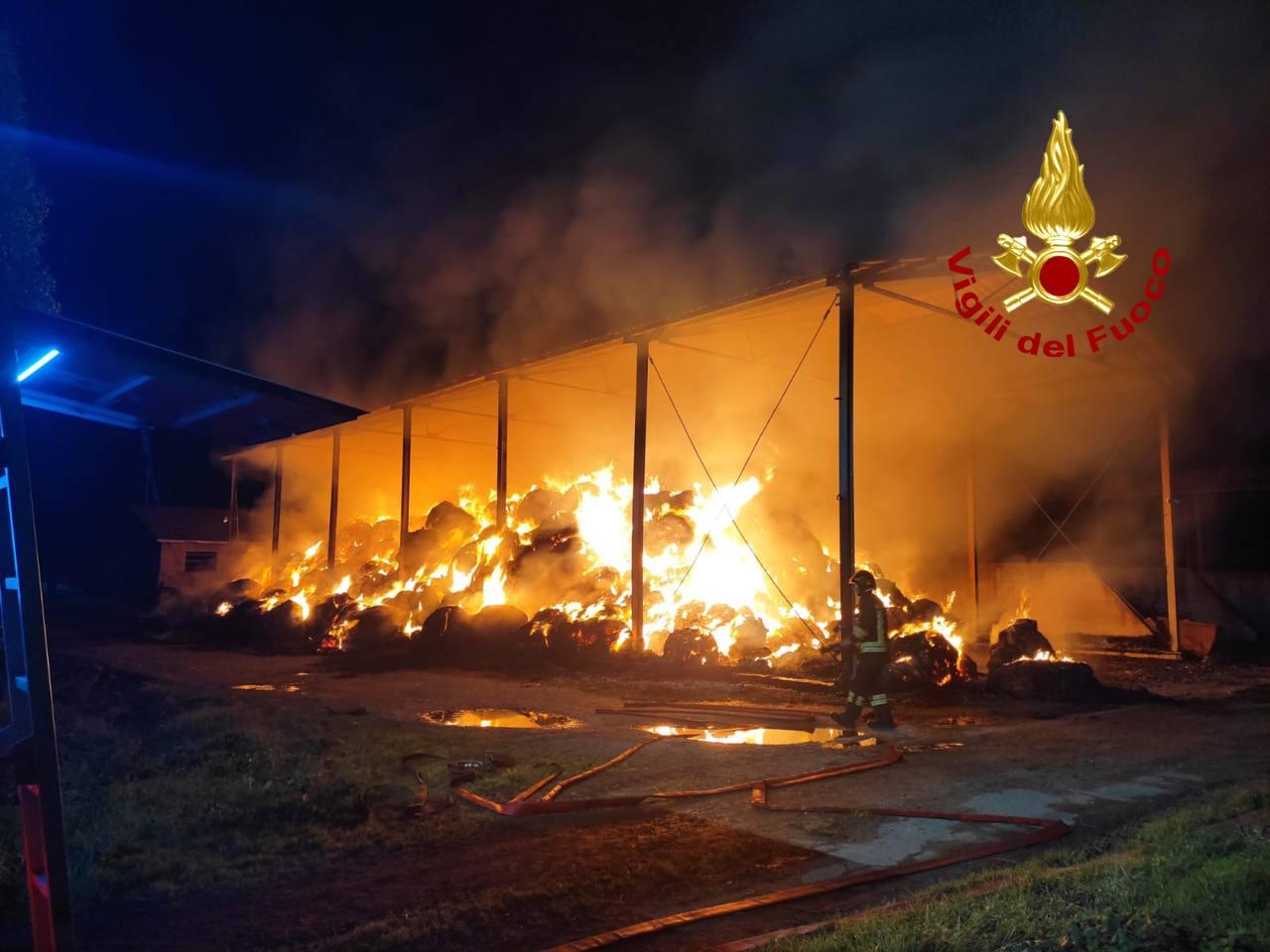 Incendio in una cooperativa: bruciati balle di fieno e mezzi agricoli