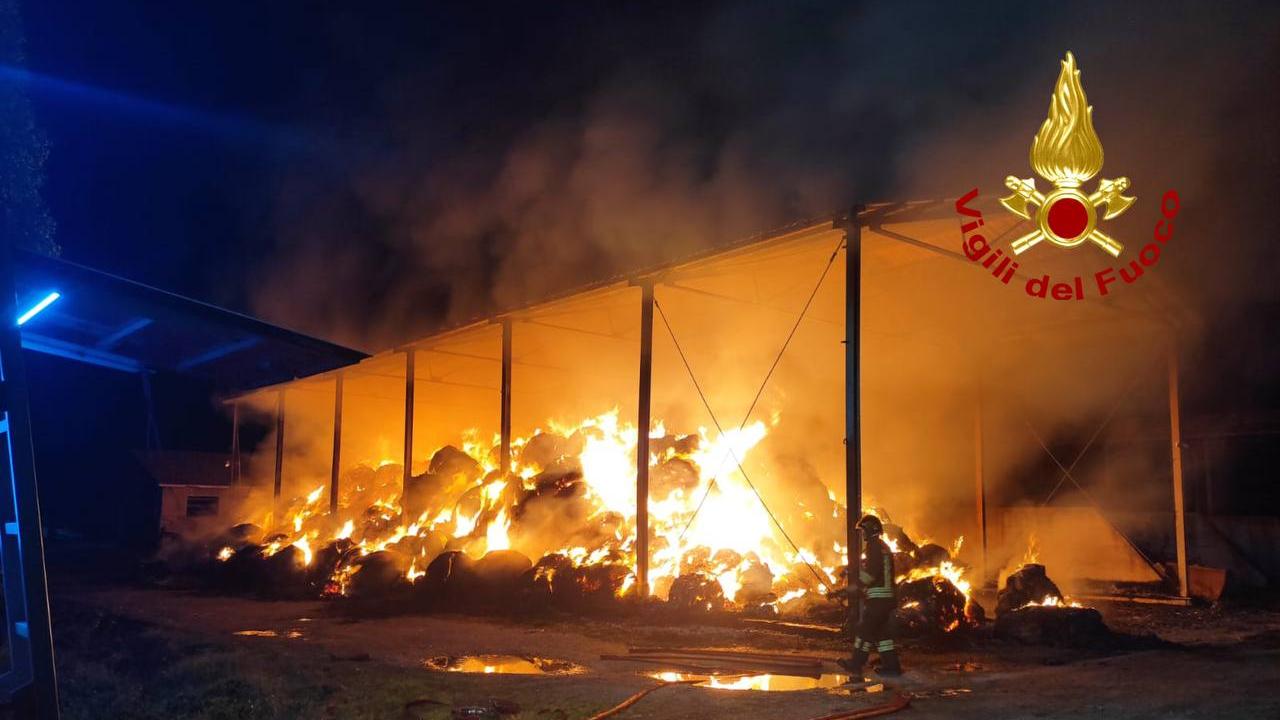 Incendio in una cooperativa: bruciati balle di fieno e mezzi agricoli
