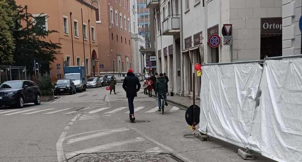 Monopattini elettrici, casco obbligatorio. Pareri a Ferrara: «È più pericolosa la bicicletta»