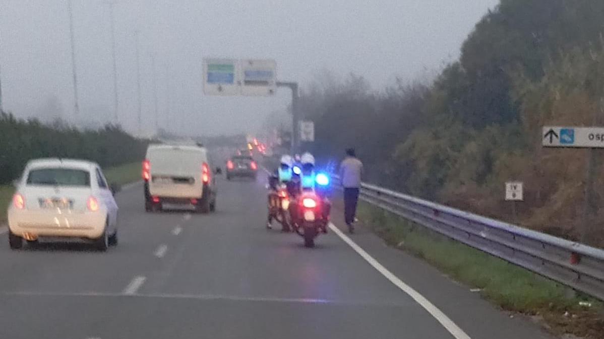 Il giovane fermato sul viale Leonardo da Vinci dalla Municipale (foto Giovanni Tarducci)