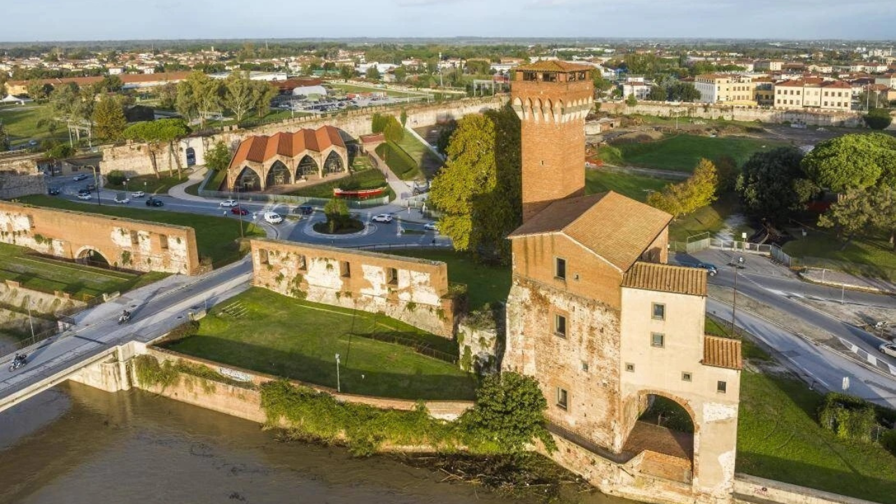 L'area della Cittadella con i suoi tratti di mura e il parco archeologico