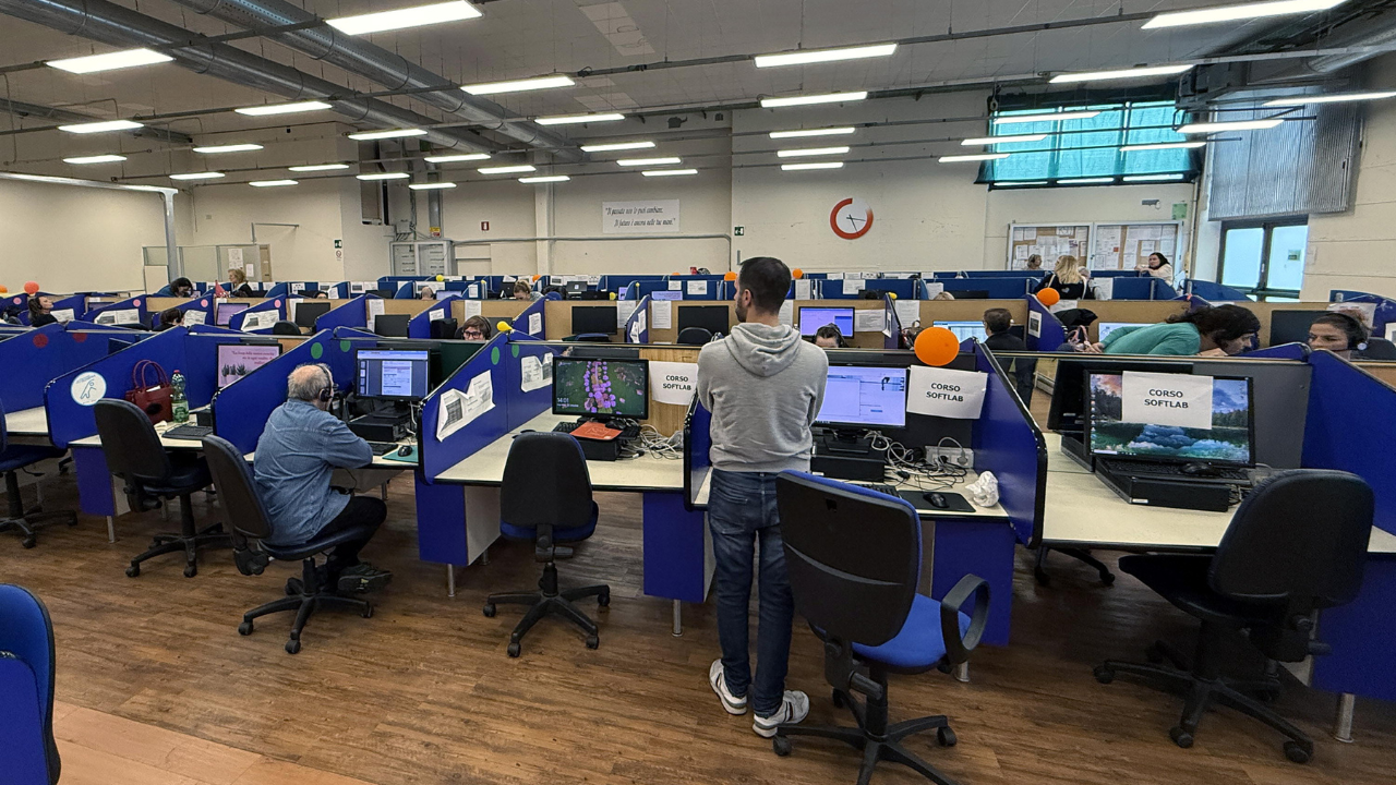 Nella foto i lavoratori della Softlab nel call center di via Venturi