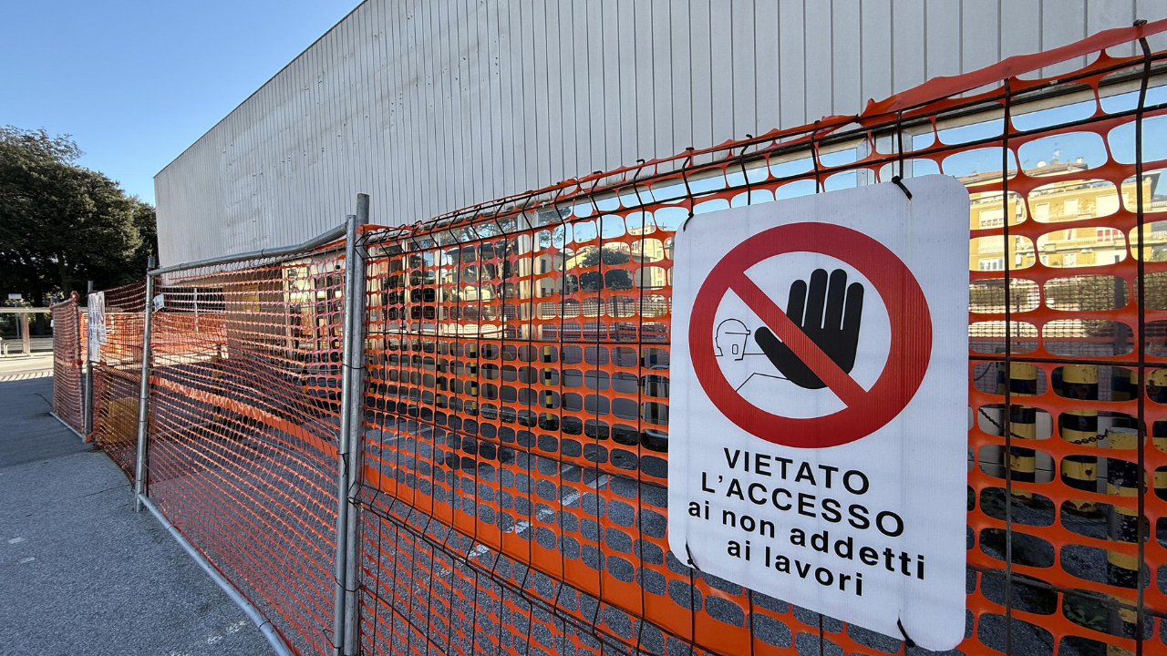 L’Esselunga di via Lucchese chiusa dal 18 marzo scorso (foto Nucci)