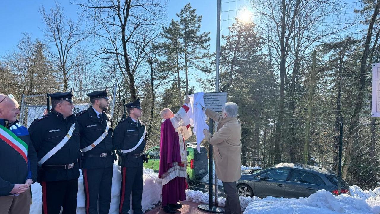 Anche Razzoli a Casina per il campo polivalente Domenichini Landi
