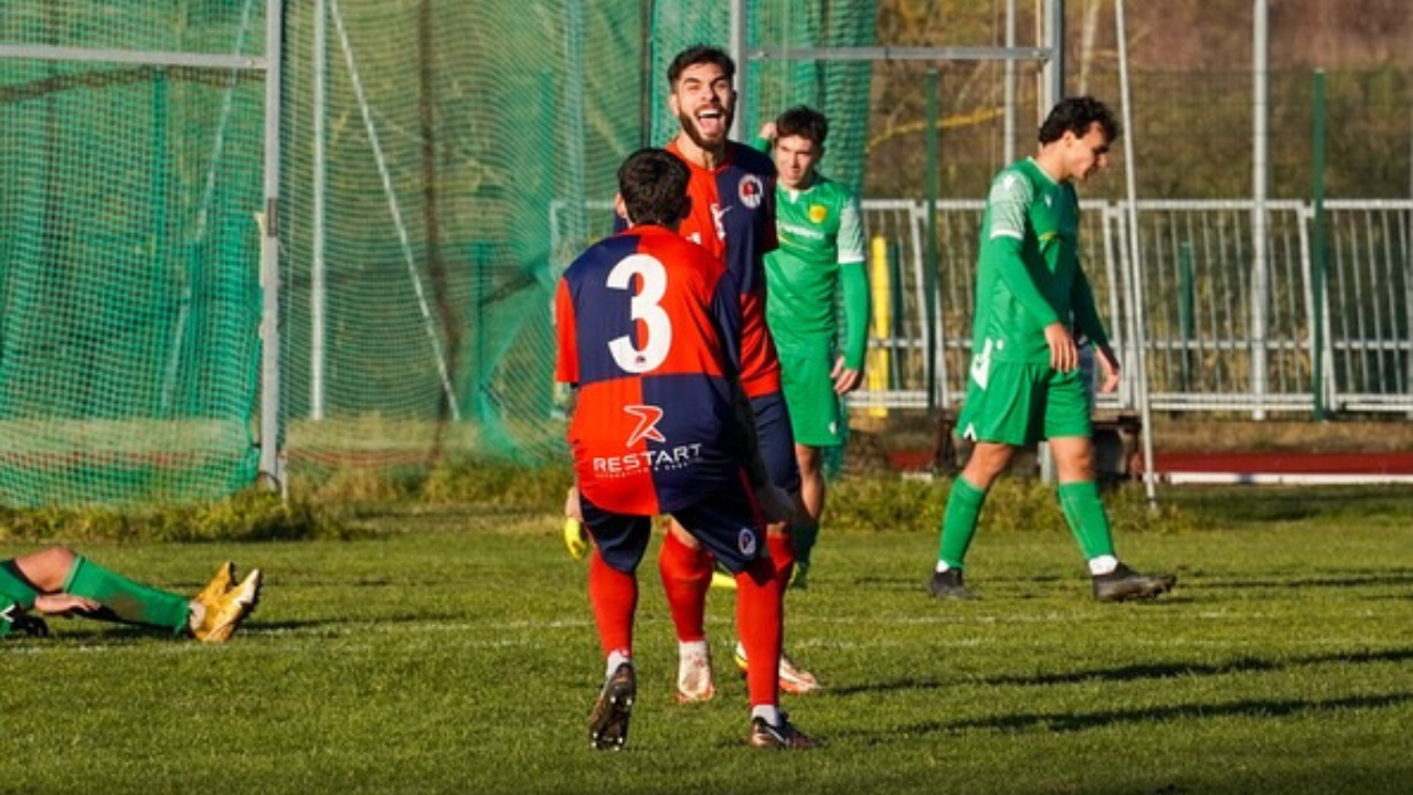 Un'azione di gioco della gara tra Montespertoli e Cecina (foto tratte dal profilo Facebook del club)