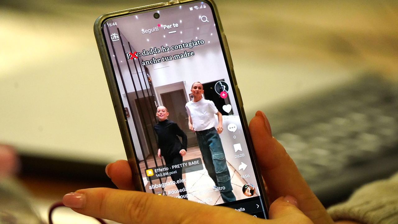 Scorrere video sui social è un altro comportamento che annoia la mente (Foto Franco Silvi)
