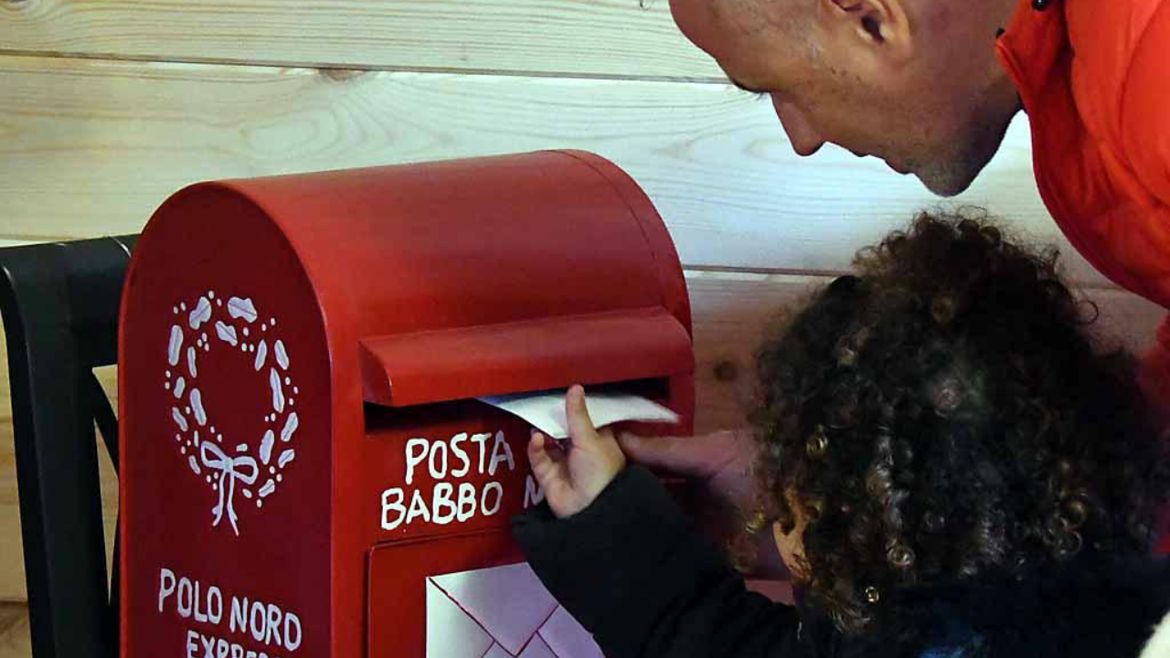A grandi e bambini piace scrivere a Babbo Natale