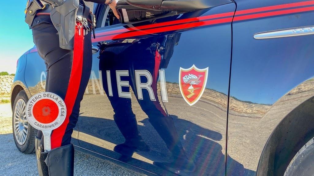 Fermato con la cocaina, morsica e prende a calci  i carabinieri