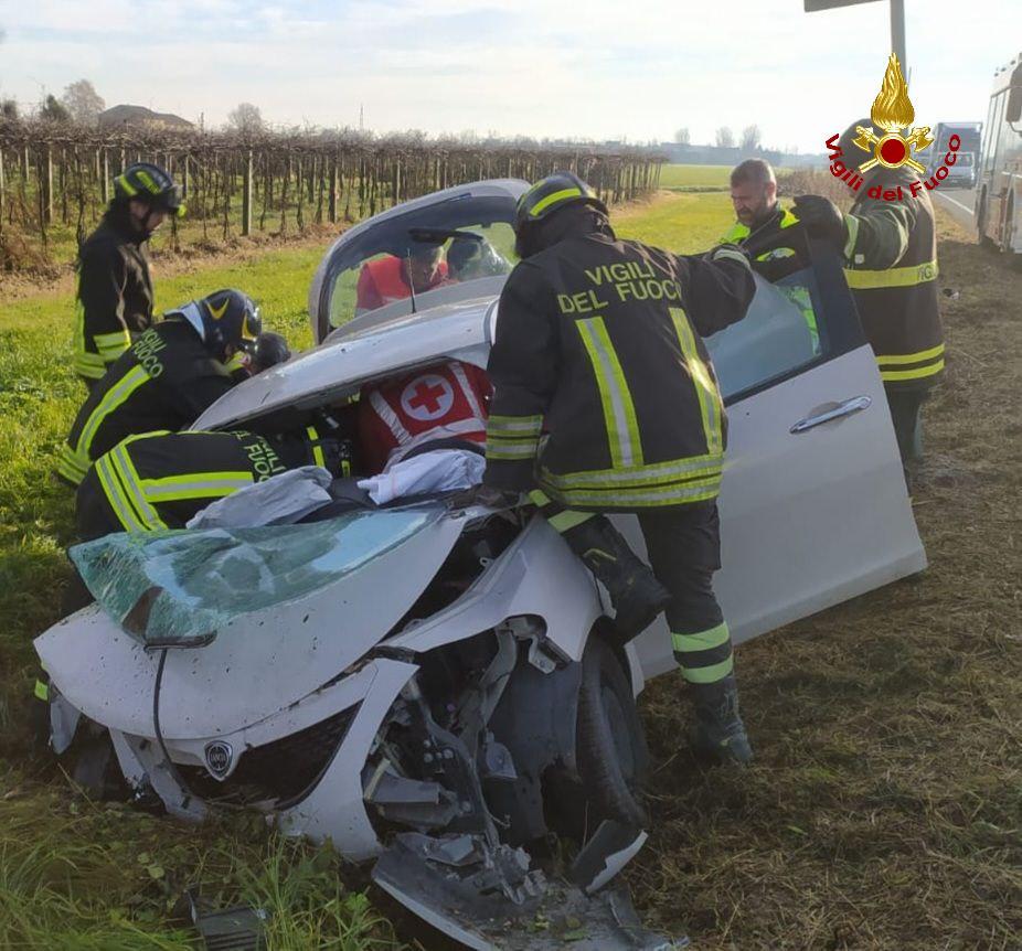 Correggio, sbatte con l’auto contro il muretto: 30enne ricoverato a Parma