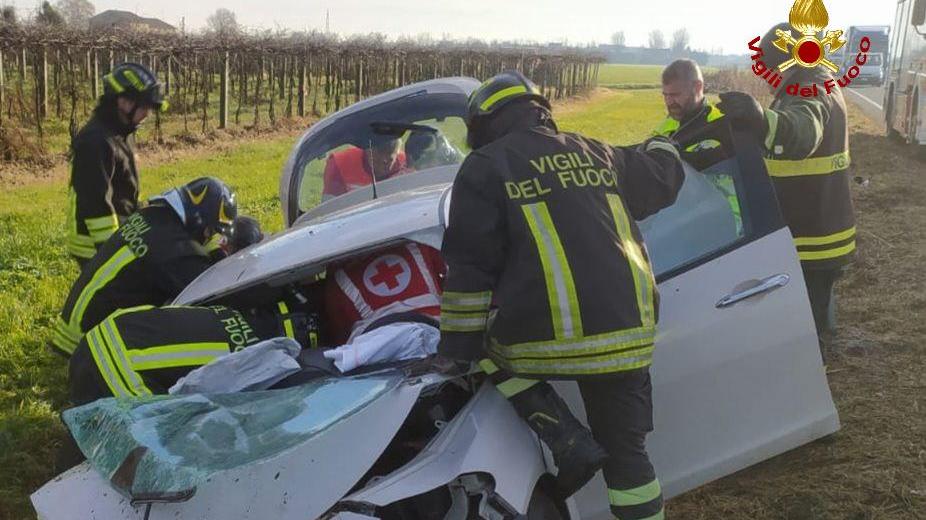 Correggio, sbatte con l’auto contro il muretto: 30enne ricoverato a Parma