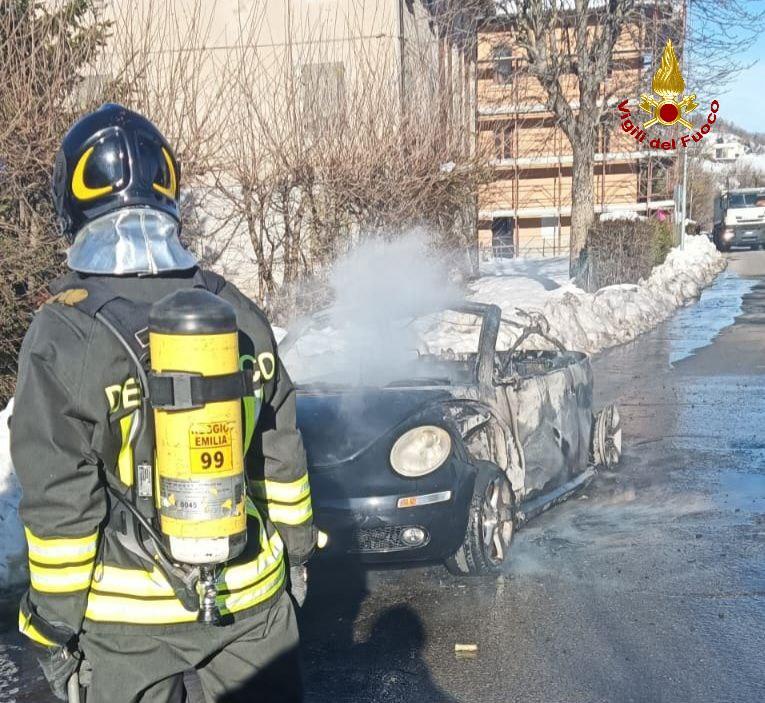 Felina, auto prende fuoco durante la marcia