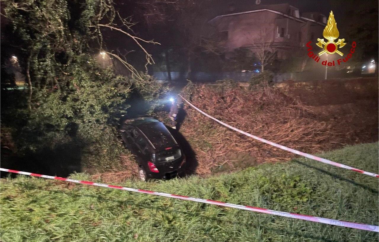 
	L'auto in bilico sulla sponda del canale a Casinalbo

