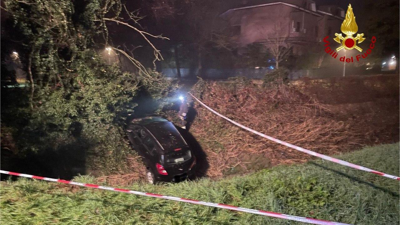 L'auto in bilico sulla sponda del canale a Casinalbo