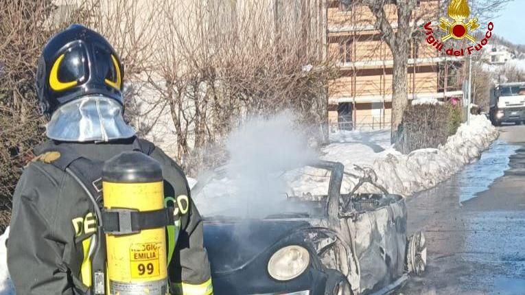 Felina, Maggiolone prende fuoco durante la marcia