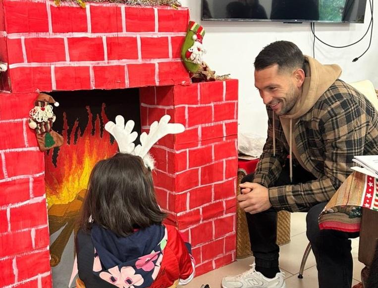 
	<strong>Gigi Scotto</strong> con una piccola ospite di Santi Angeli

