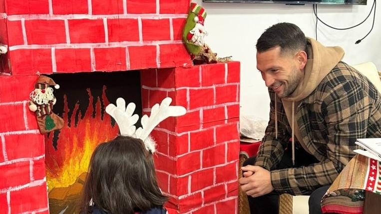 <strong>Gigi Scotto</strong> con una piccola ospite di Santi Angeli