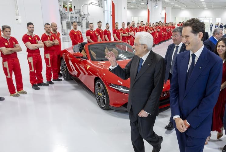 
	John Elkann e il presidente della Repubblica Sergio Mattarella all'inaugurazione dell'e-building a Maranello


