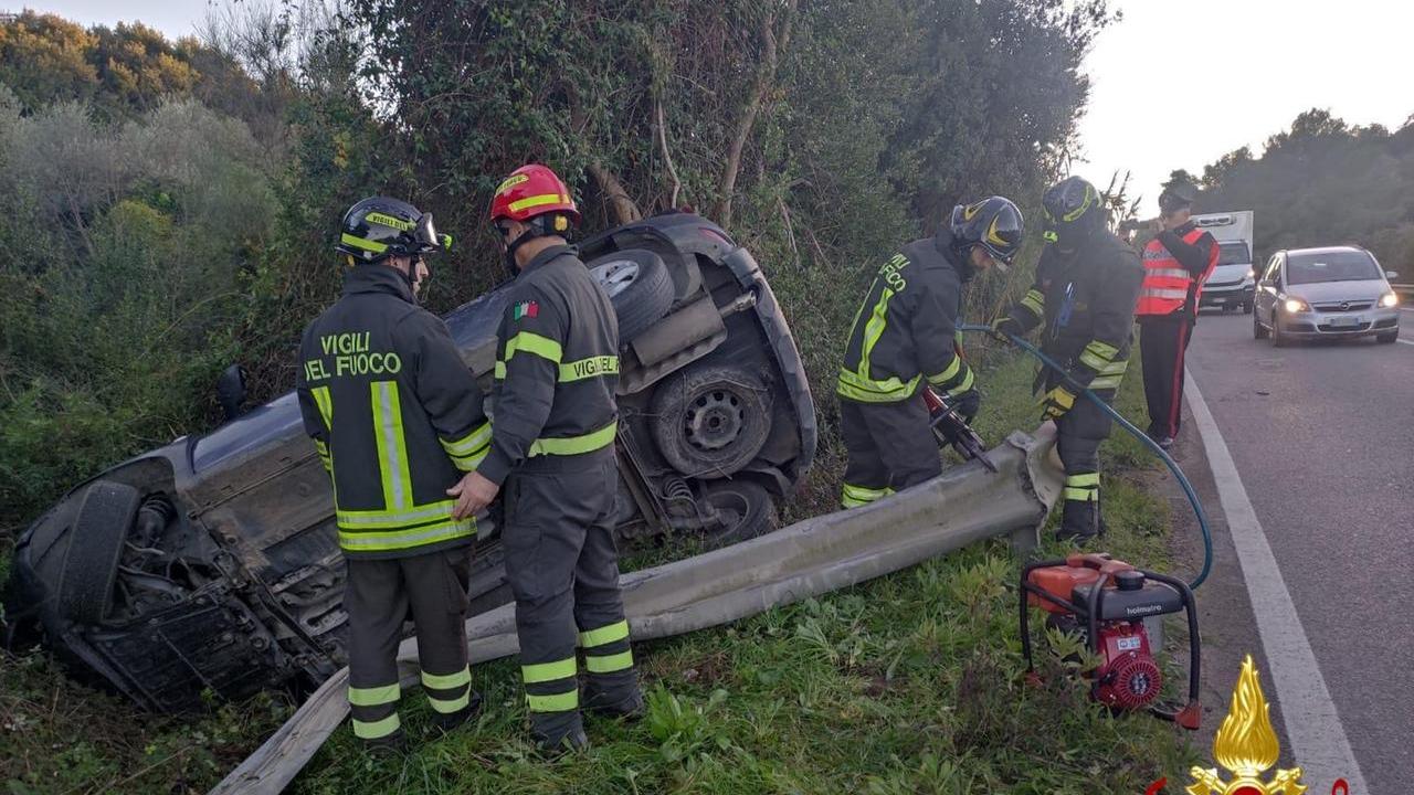 Perde il controllo dell’auto, che si ribalta e finisce fuori strada: una donna in ospedale