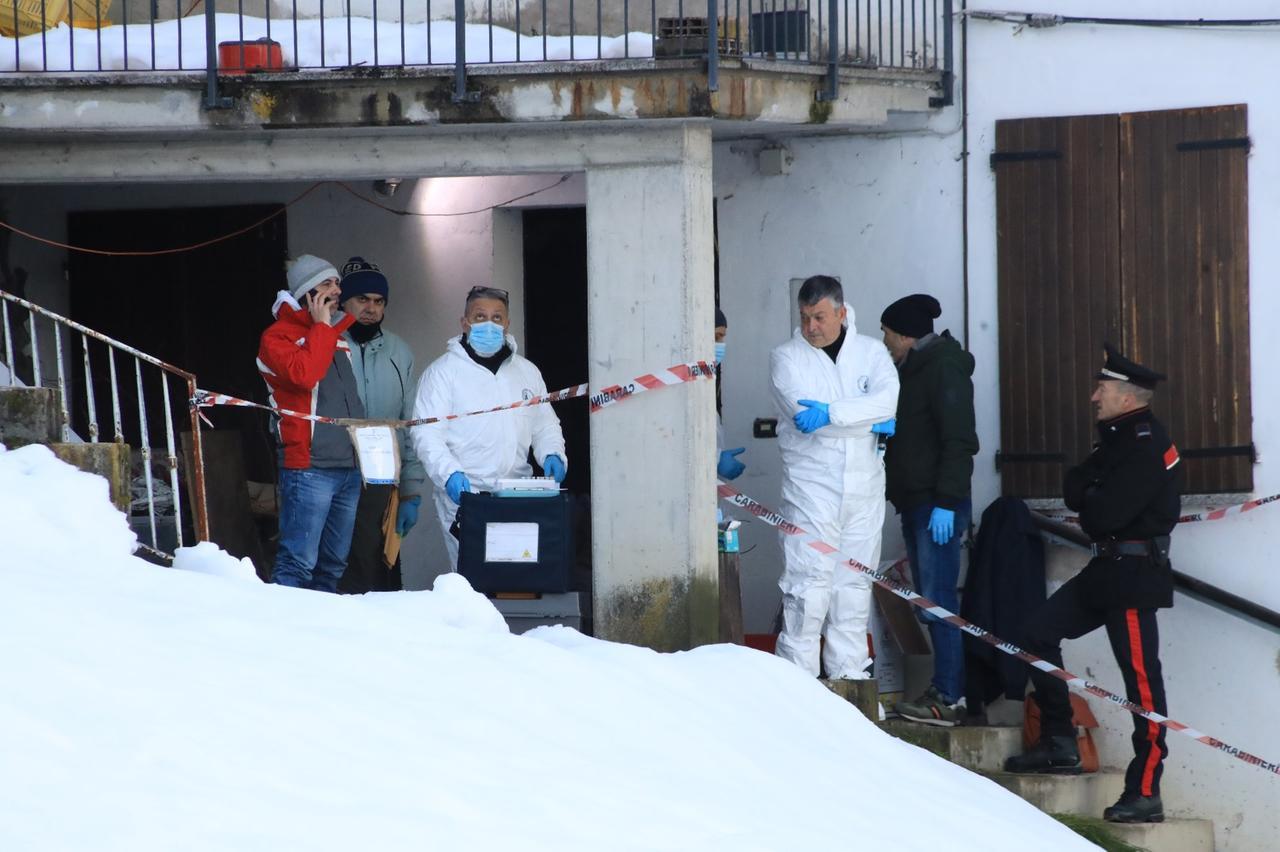 
	Il sopralluogo dei carabinieri del Ris nella casa dello "sceriffo" Domenico Lanza a Polinago (foto di Luigi Esposito)

