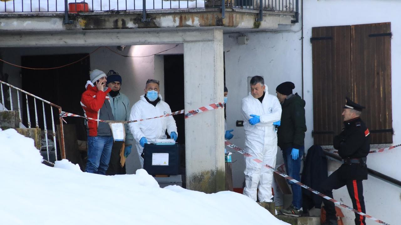 Il sopralluogo dei carabinieri del Ris nella casa dello "sceriffo" Domenico Lanza a Polinago (foto di Luigi Esposito)