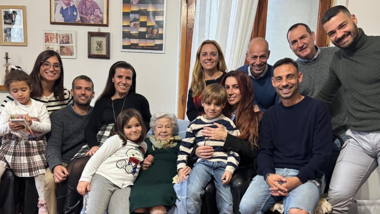 Maria Serra compie 102 anni: la festa con i 17 nipoti e i 9 pronipoti