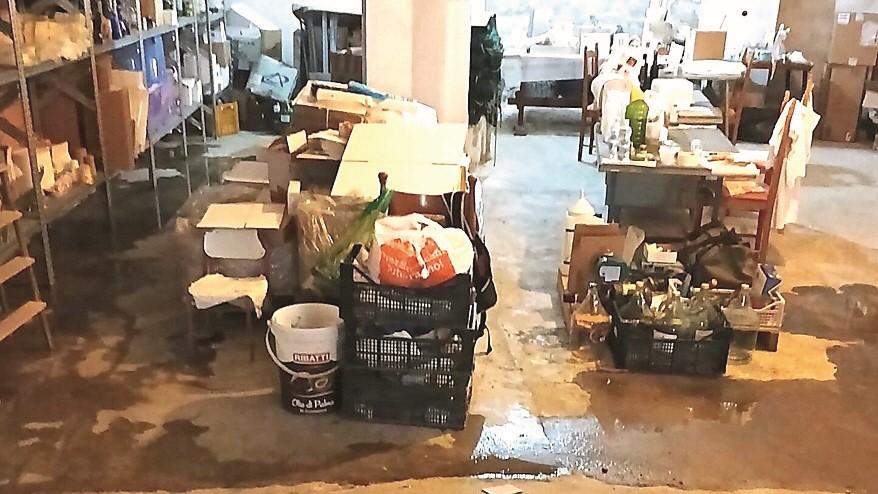 Castelsardo, garage invaso dalle acque fognarie: «Appena piove qui si allaga tutto»