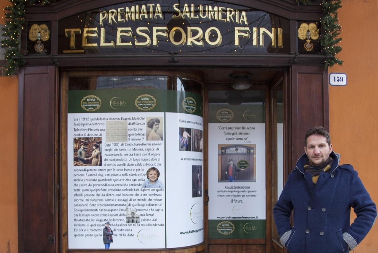 
	Marco Olivi davanti alla storica bottega che far&agrave; rinascere

