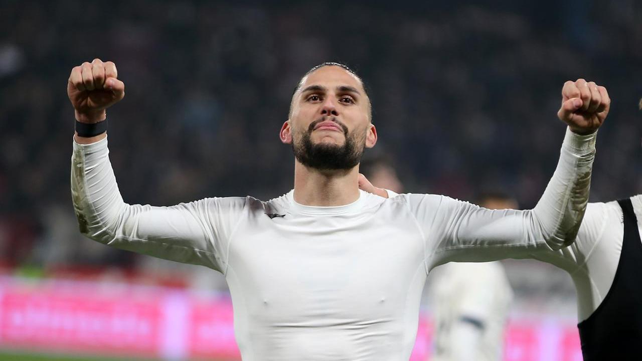 L'esultanza di Pedro Mendes dopo la vittoria nel derby a Reggio Emilia