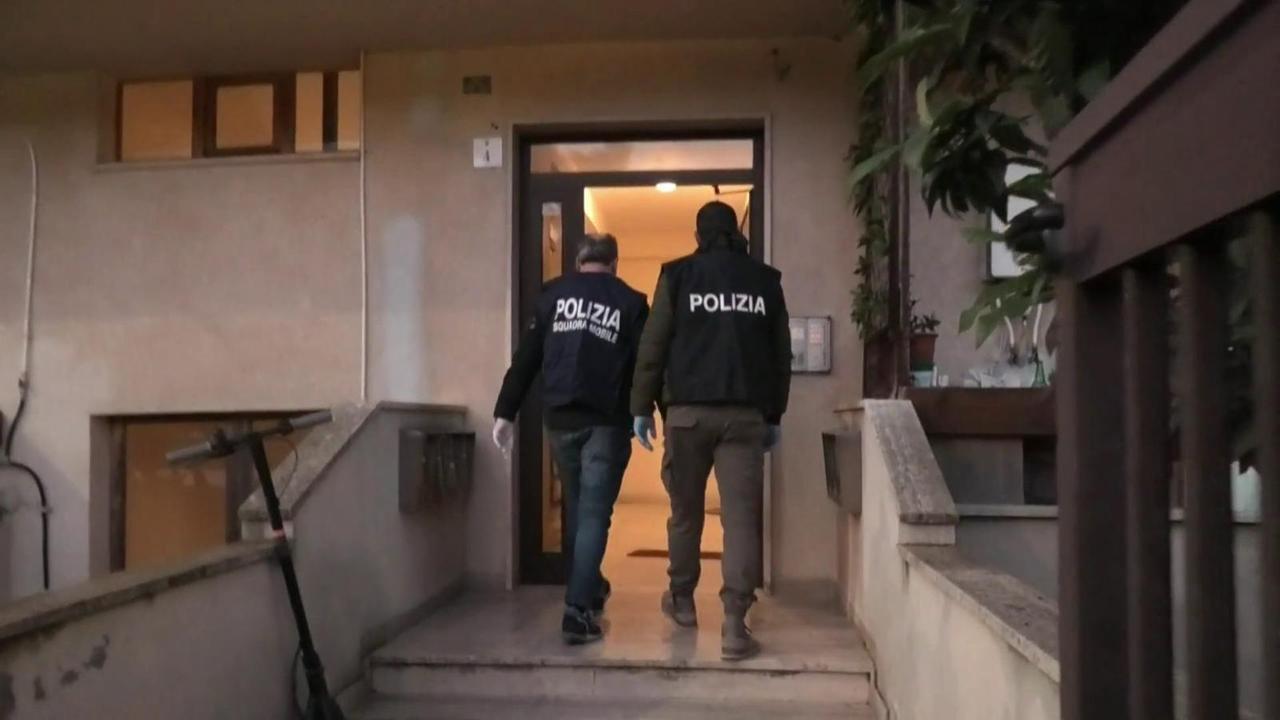 
	Gli agenti della Squadra mobile durante le indagini

