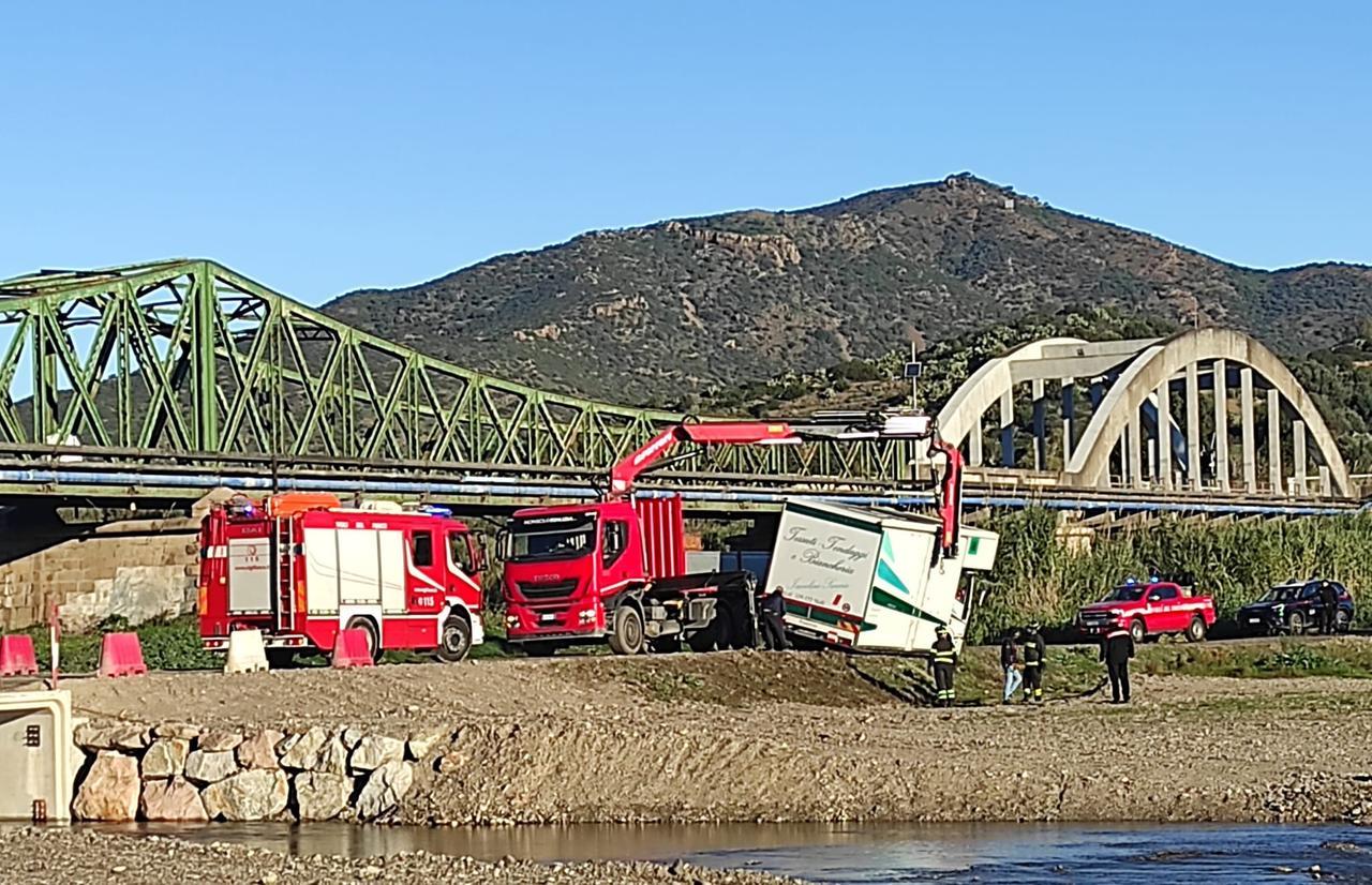 Camion in bilico sul guado del fiume rischia di ribaltarsi