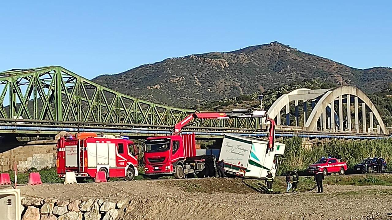 Camion in bilico sul guado del fiume rischia di ribaltarsi