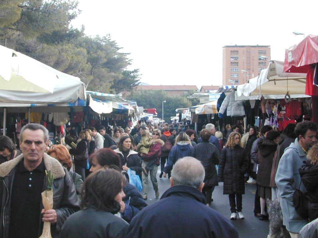 La partita del Livorno calcio rischia di far annullare il mercatino straordinario. La maxi protesta degli ambulanti