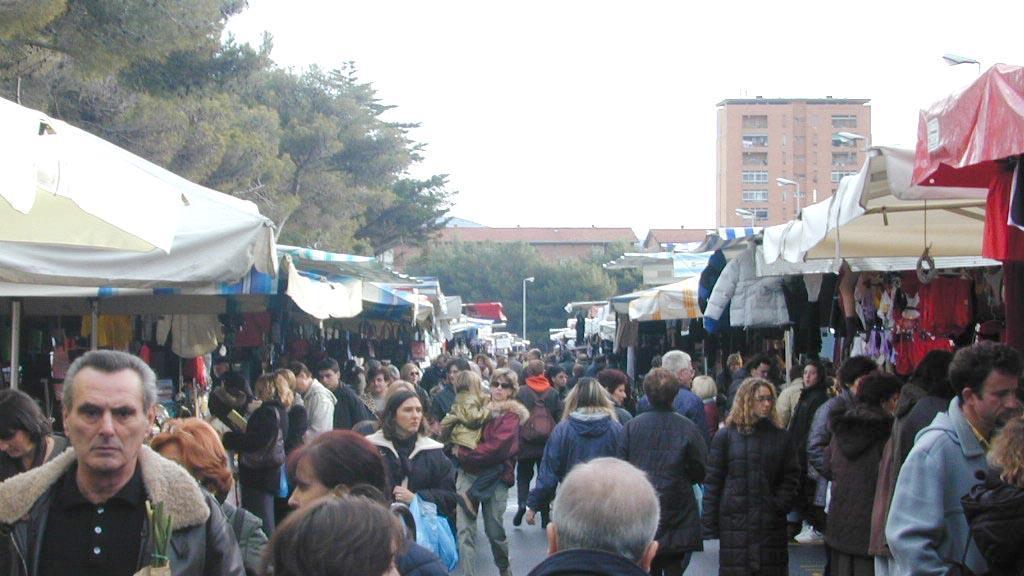 La partita del Livorno calcio rischia di far annullare il mercatino straordinario. La maxi protesta degli ambulanti
