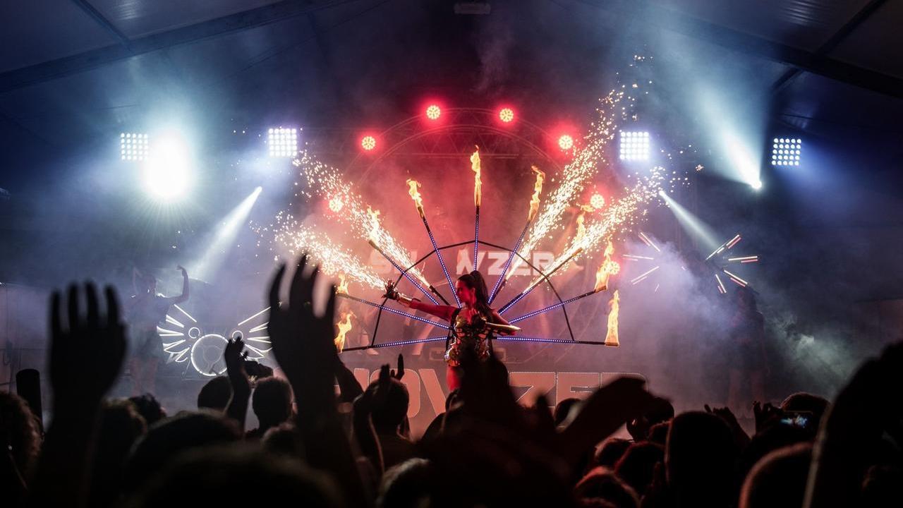 Capodanno a Reggio Emilia: giochi di luce, musicisti, cantanti e performer davanti al Teatro Valli