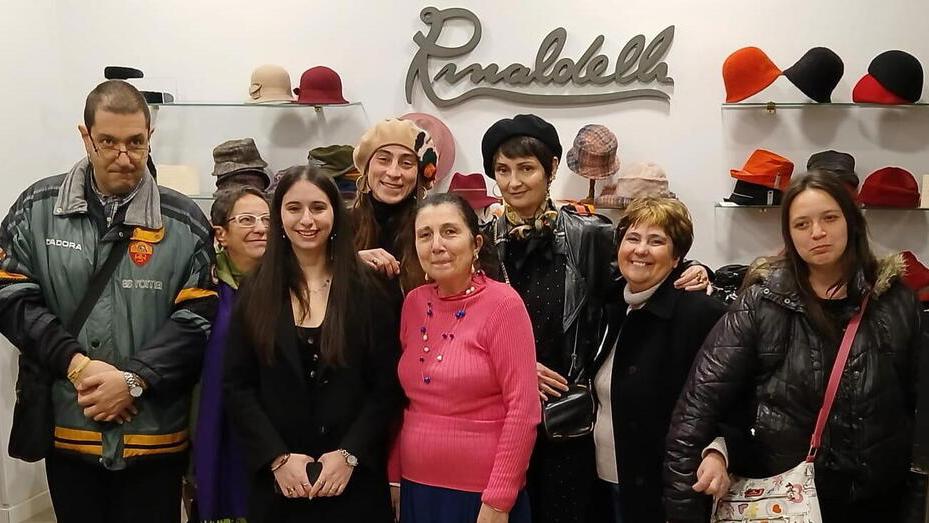 A Livorno arrivano i cappelli dell’inclusione: Tantalana, l’arte del riuso in vetrina da Rinaldelli<br type="_moz" />