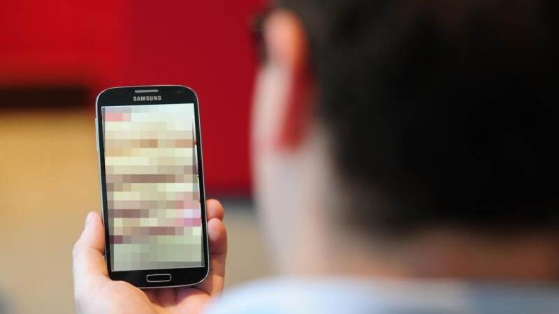 Due giovani furono ripresi nei bagni della discoteca e il video venne diffuso sui social