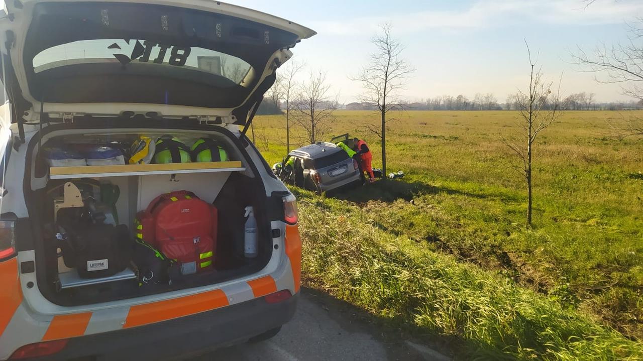 
	I soccorsi del 118 all'automobilista ferita

