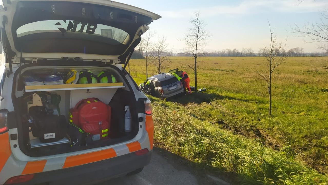 I soccorsi del 118 all'automobilista ferita